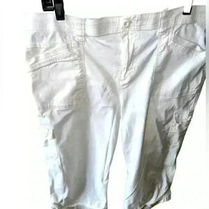 Gloria Vanderbilt size 16 white cargo‎ capris. EUC . Leg cargo pockets .relaxed.